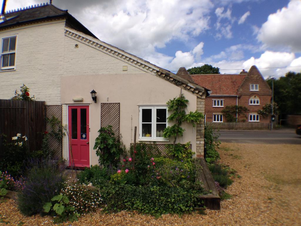 Over Studio Apartment Exterior photo